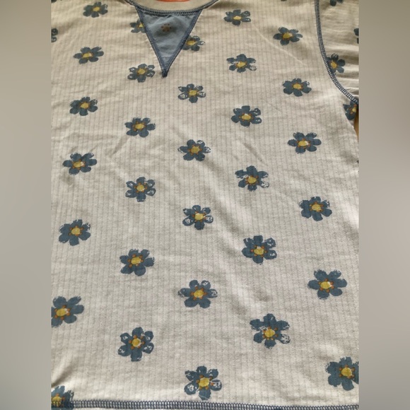 LAST CHANCE Vintage Flower Print Crew Neck Tshirt - Picture 2 of 6